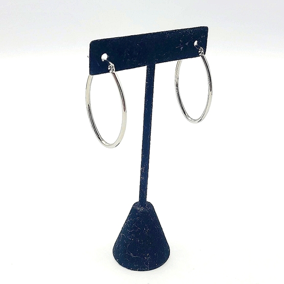 Chisel Stainless Steel Polished Silver Oval Hoop Earrings - Picture 3 of 5